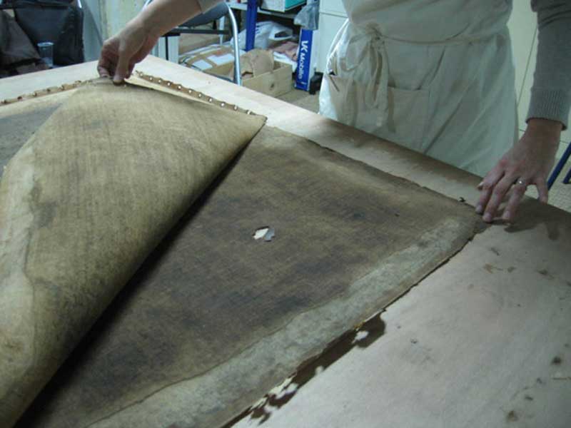 Retrait d'une toile de rentoilage