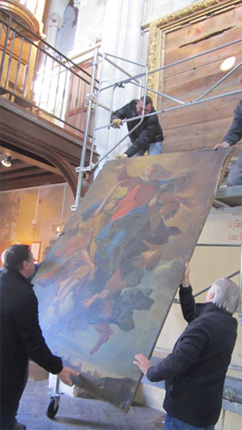 Dépose d'un tableau d'église pour restauration