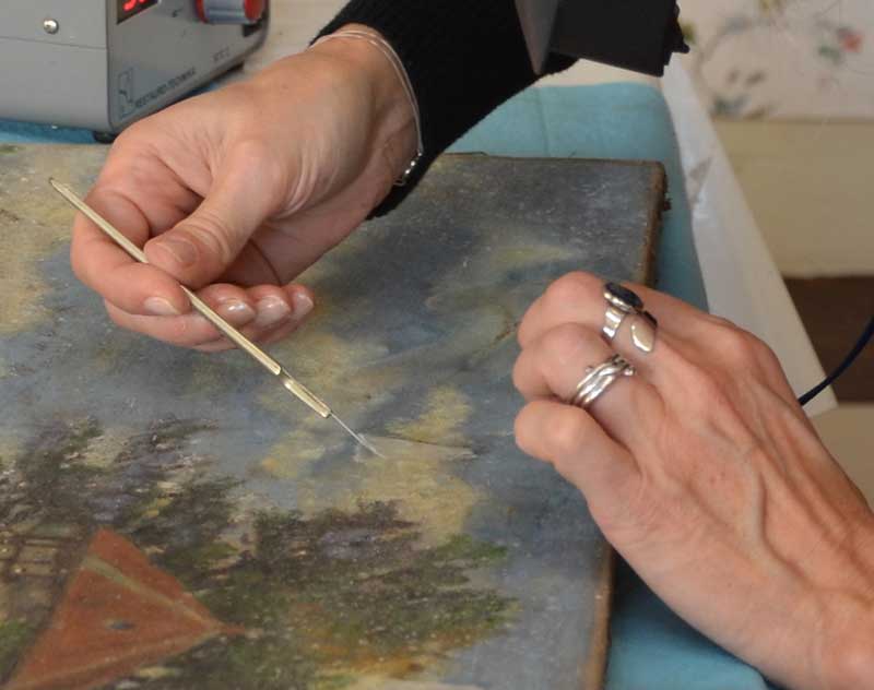Refixage d'une écaille de peinture